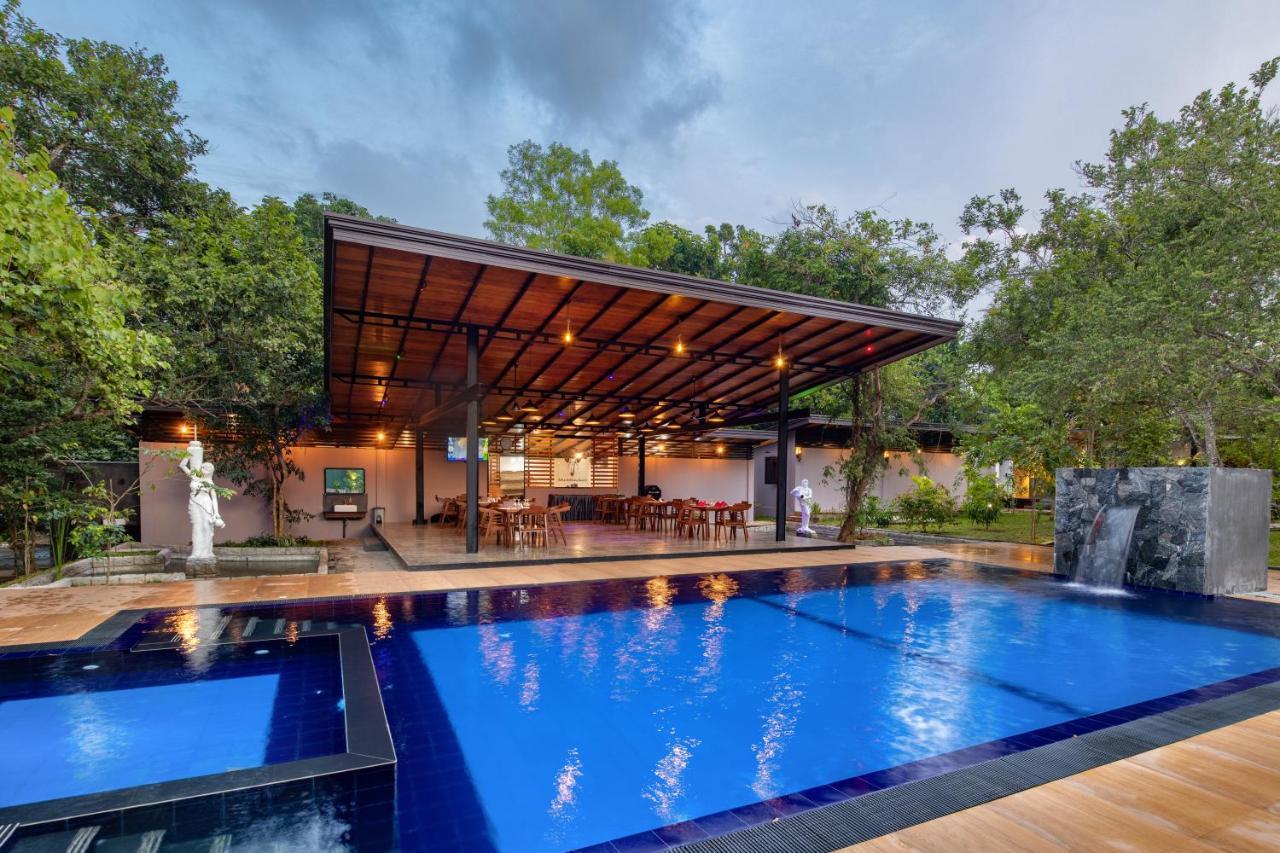 Atha Resort Sigiriya Ngoại thất bức ảnh The swimming pool at the hotel