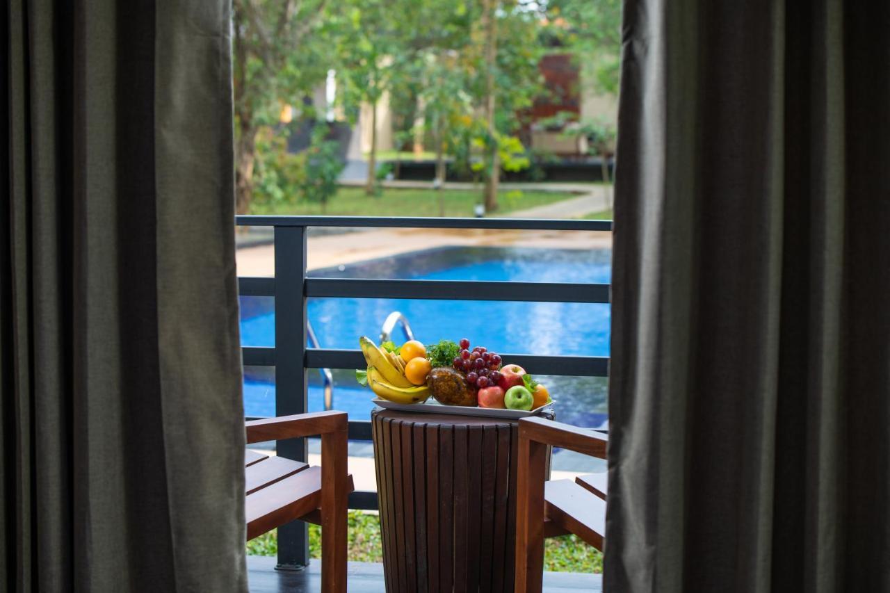 Atha Resort Sigiriya Ngoại thất bức ảnh The swimming pool at the hotel